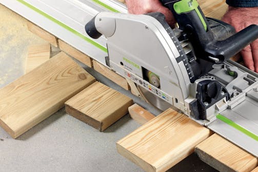 Käsisirkkeli: Laudat sahataan poikki sirkkelillä, jota työnnetään ohjainkiskoa tai suoraa lautaa pitkin. käsisirkkelin käyttö